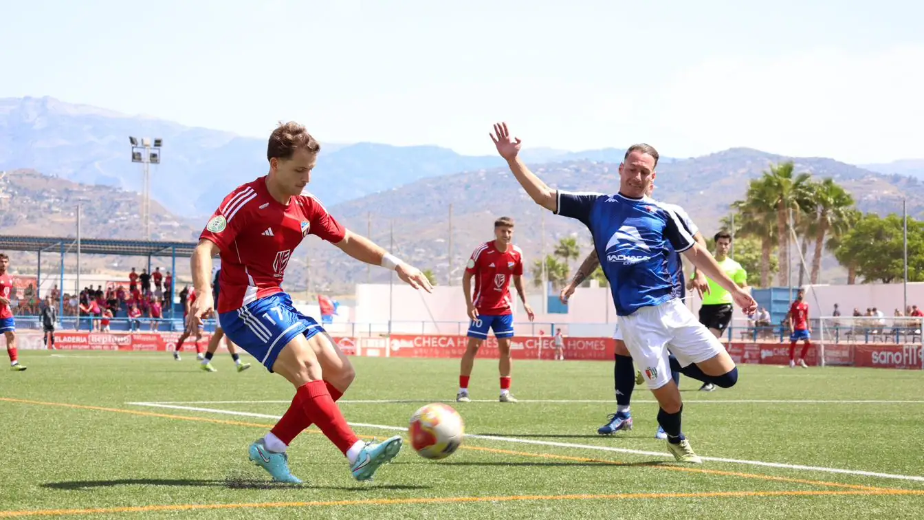 Jugadores de la UD Torre del Mar durante un partido