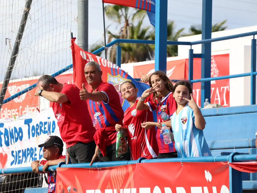 Afición de la UD Torre del Mar con banderas en la grada