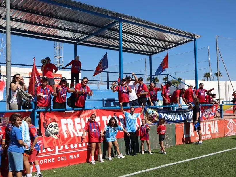 Grada del club animando