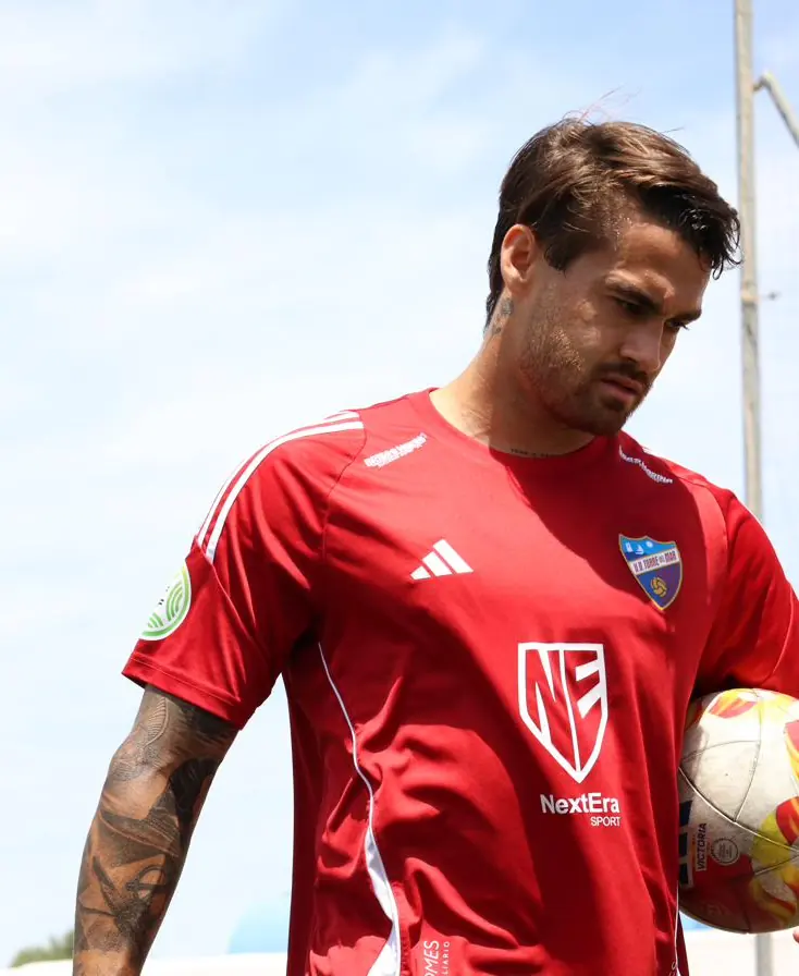 Jugador del primer equipo de la UD Torre del Mar con el balón
